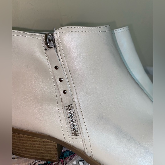 NWT Arizona Jean Company Off-White Ankle Booties - Picture 2 of 15